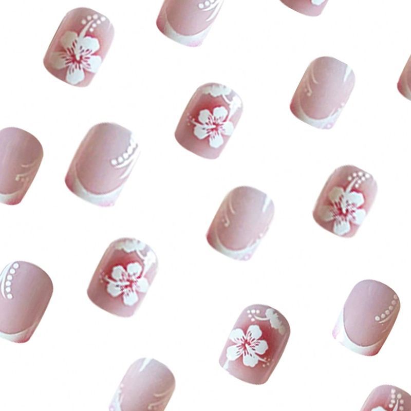 Kunstnagelset mit eleganten Blumen- und French-Spitzenmotiven Brehn