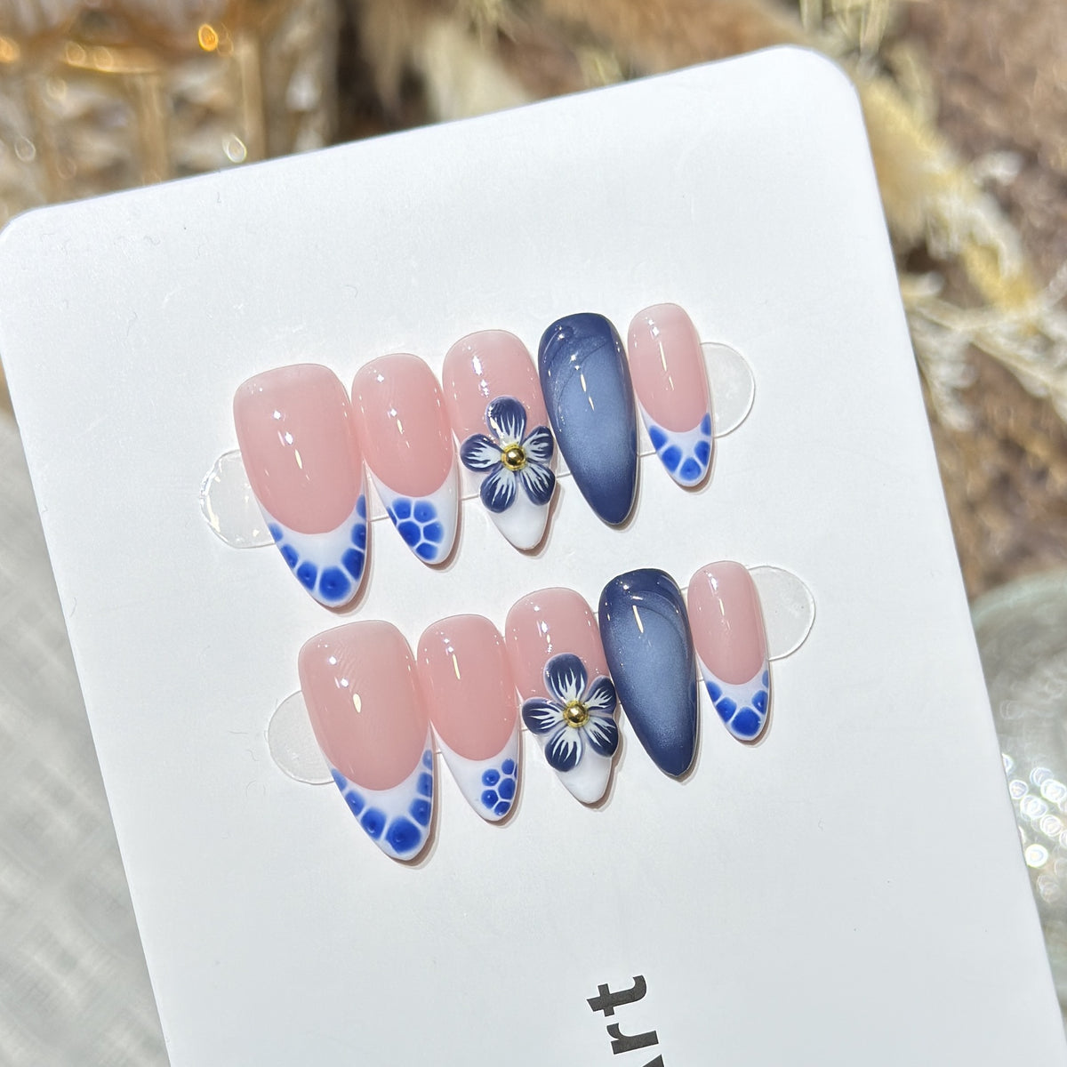 Künstlerisches Press-On-Nagel-Set mit floralen und geometrischen Akzenten Brehn