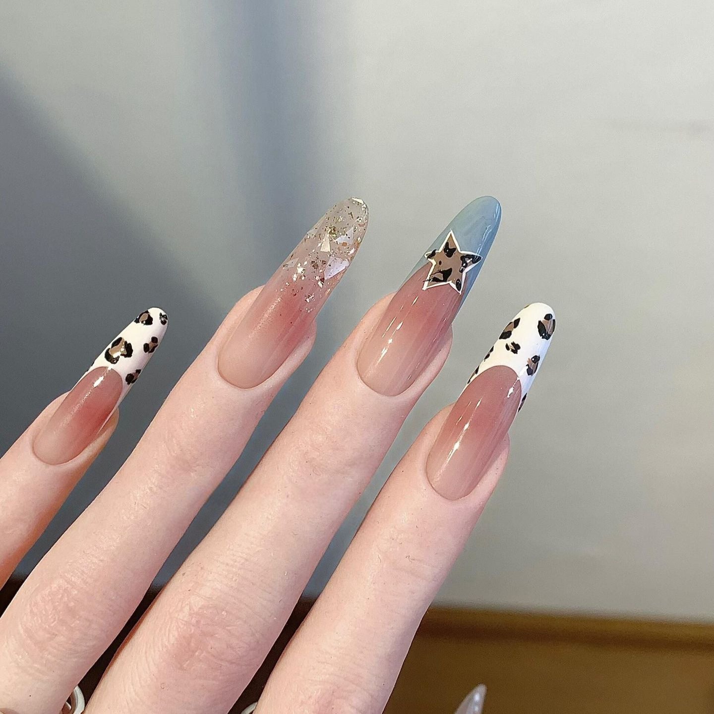 Kunstnägel mit Kreativem Glitzereffekt und Tierischem Design Brehn
