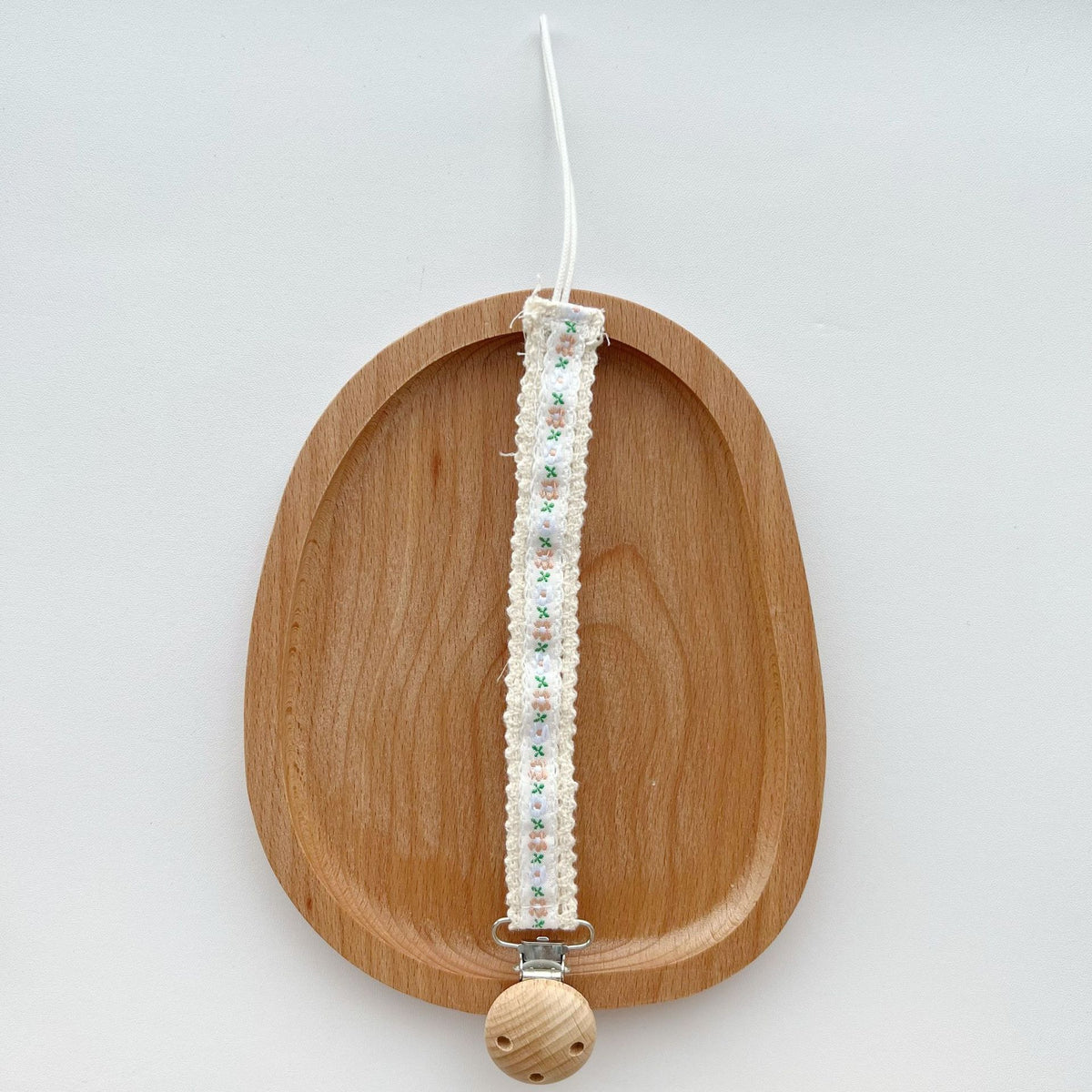 Blumenbestickte Spitzen-Schnuller- und Beißring-Holzklammer