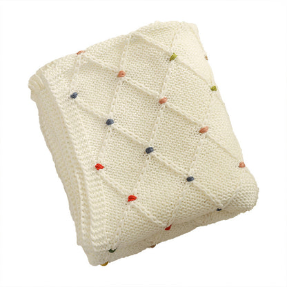 Gestrickte Babydecke aus Baumwollmischung mit Rautenmuster und bunten Maschenpunkten Brehn