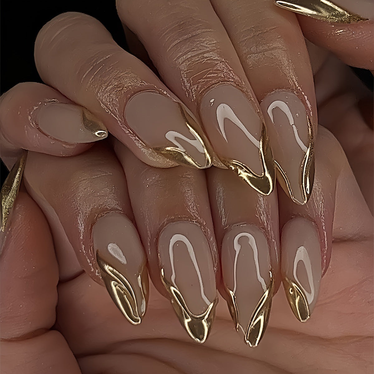 Elegante Stiletto Press-On Nägel mit goldenen Akzentspitzen Brehn