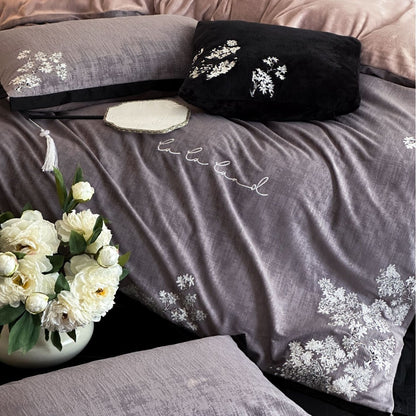 Elegante Bettwäsche-Garnitur aus Baumwollsatin mit zarter Blumenstickerei und kontrastierter Einfassung