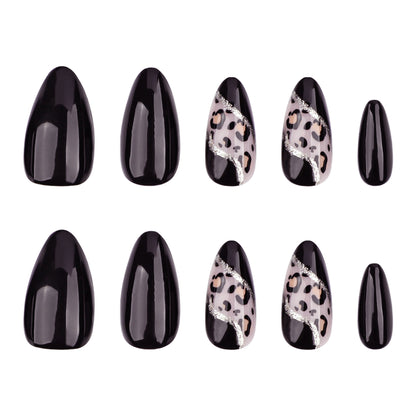 Kunstvolle Stiletto-Nägel mit leopardischem Design und Glitzereffekten Brehn