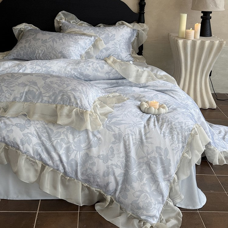 Elegantes Bettwäsche-Set aus feinem Satin-Jacquard mit zartem Blumenrelief und dekorativem Volant