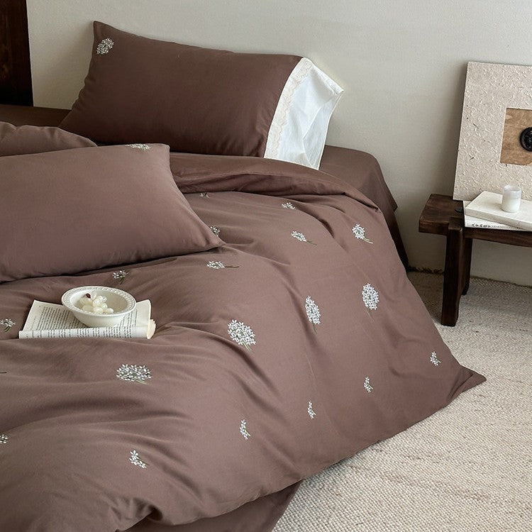 Besticktes Bettwäscheset aus Baumwollsatin mit dezenten Streublüten-Stickereien