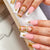 Kunstnagelset mit romantischen Blüten- und Glitzerakzenten Brehn