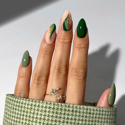 Kunstnagelset mit modernen eleganten Formen und kreativen goldenen Verzierungen Brehn