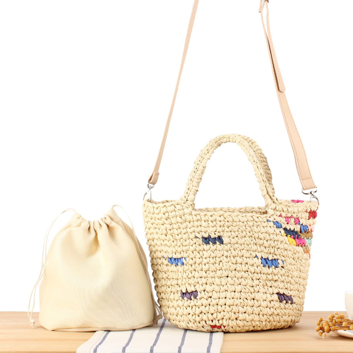 Handtasche Aus Handgearbeitetem Naturmaterial mit Buntem Akzent Brehn