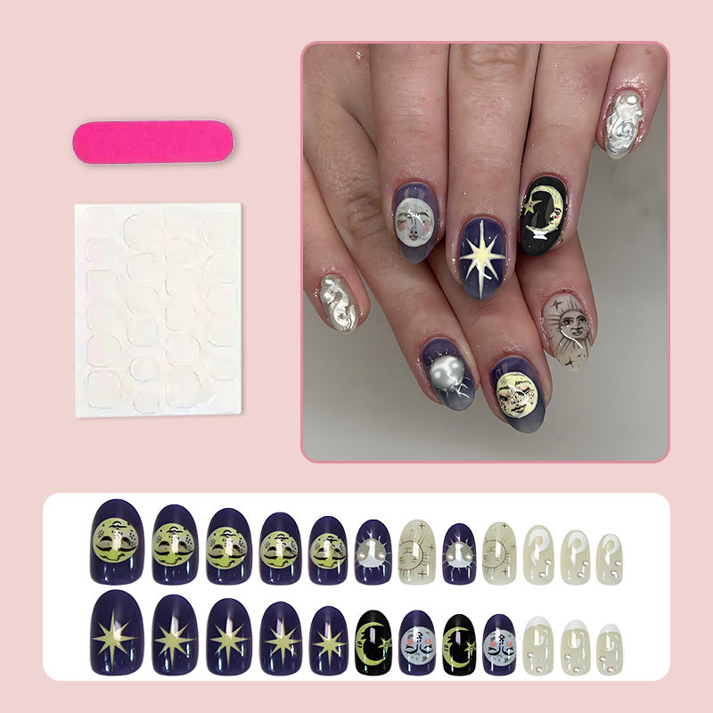Kunstnagelset mit himmlischen Motiven und glamourösen Details Brehn