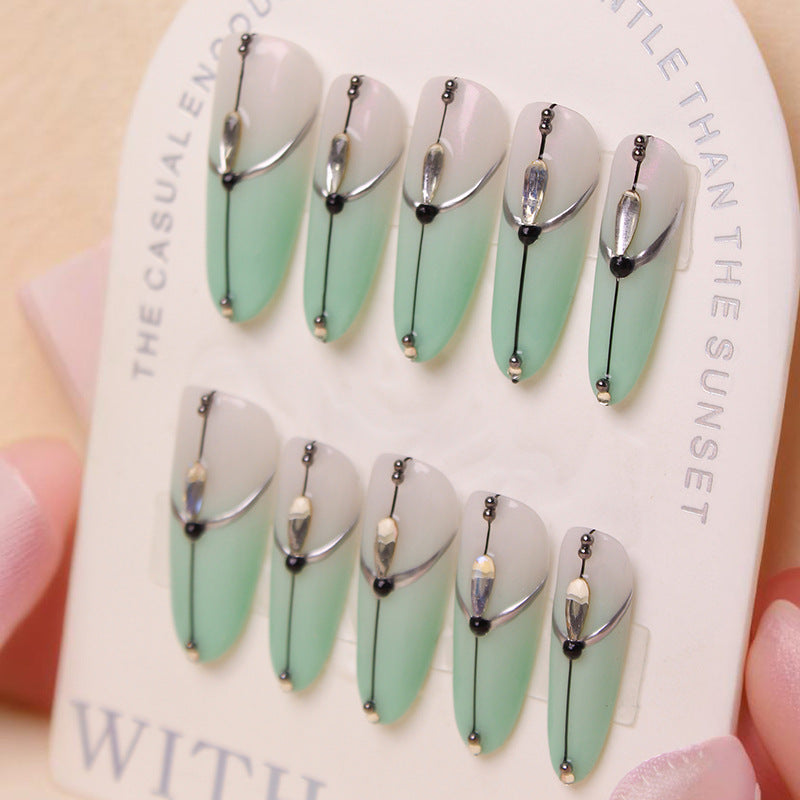 Kunstnagelset mit elegantem Ombre-Effekt und glamourösen Verzierungen Brehn