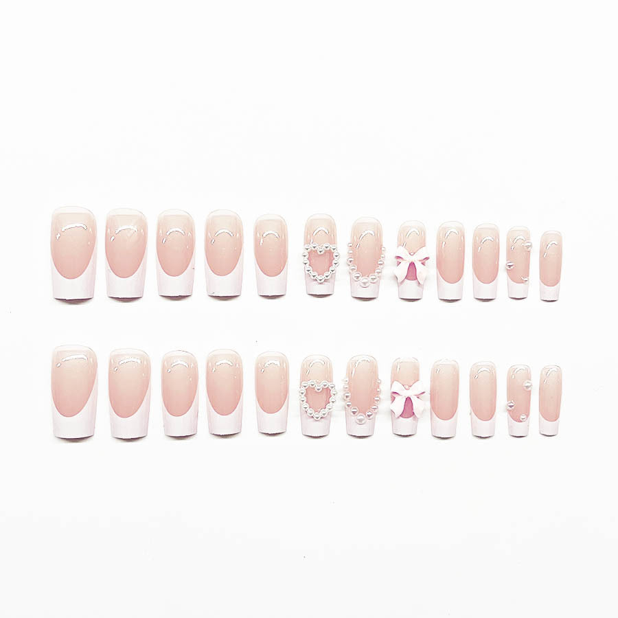 Kunstnagelset mit eleganten 3D-Blüten und Perlverzierungen Brehn