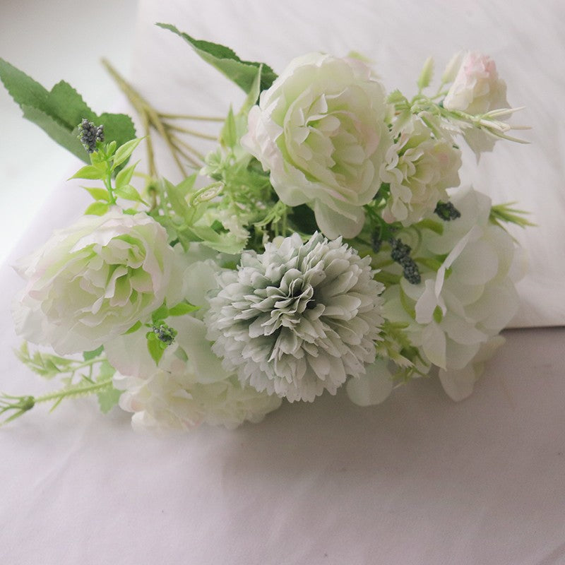 Lebensechter Blumenstrauß