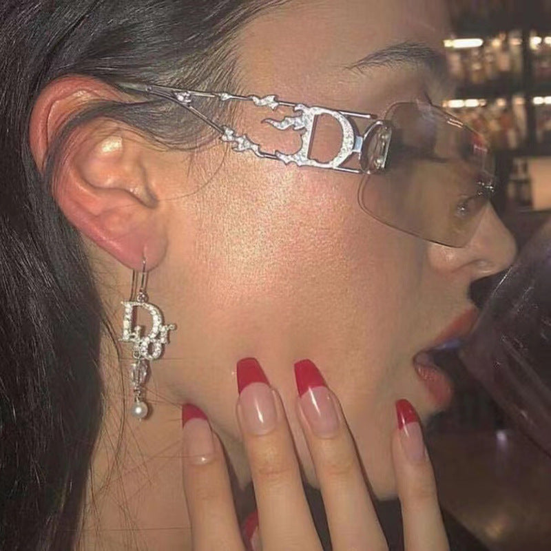 Damen futuristische Sonnenbrille mit hochmodernen Metallakzenten Brehn