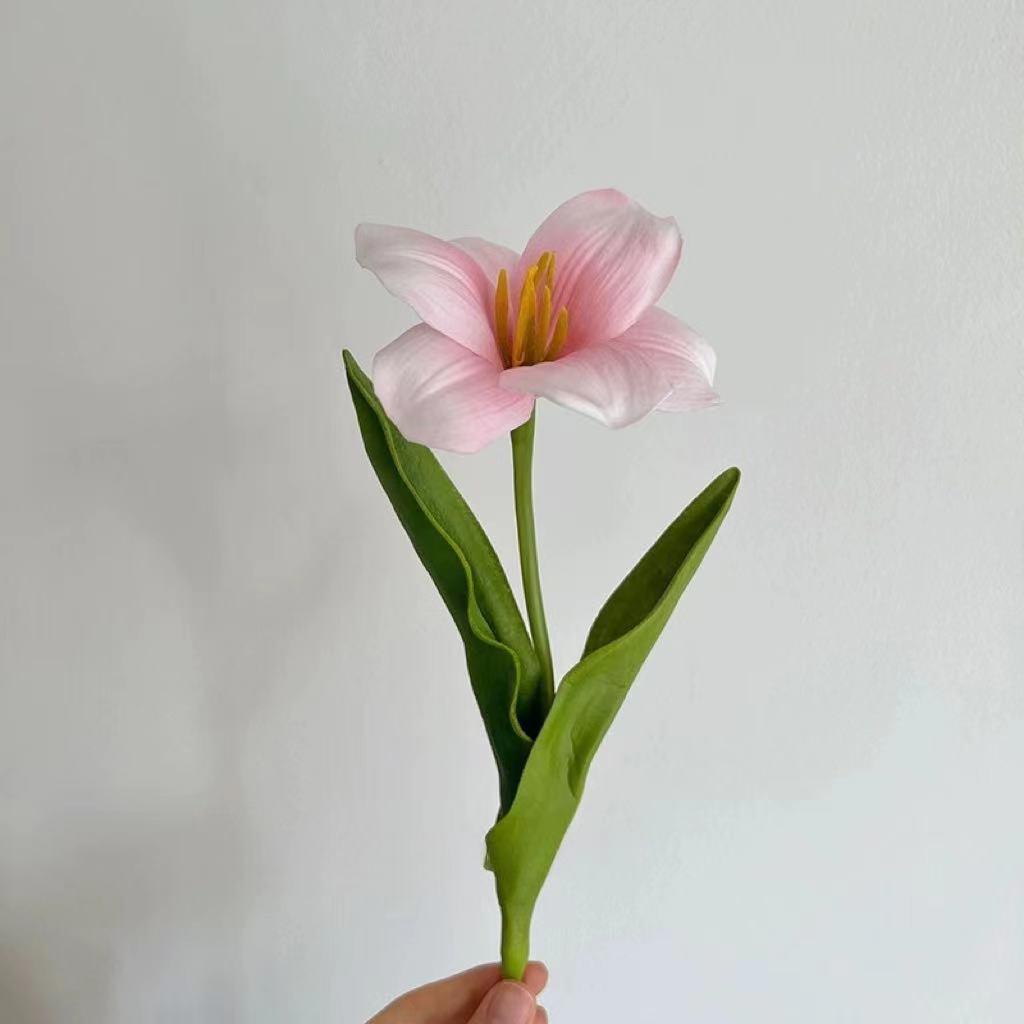 Realistischer Seidenblumenstrauß