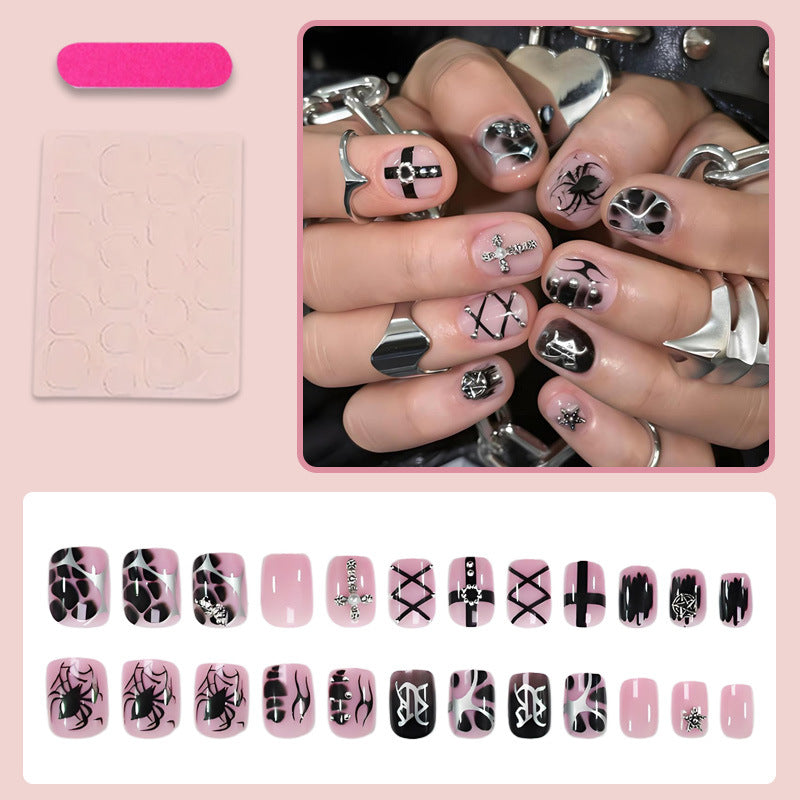 Kunstnagelset mit kreativen Halloween-Motiven und glamourösen Akzenten Brehn