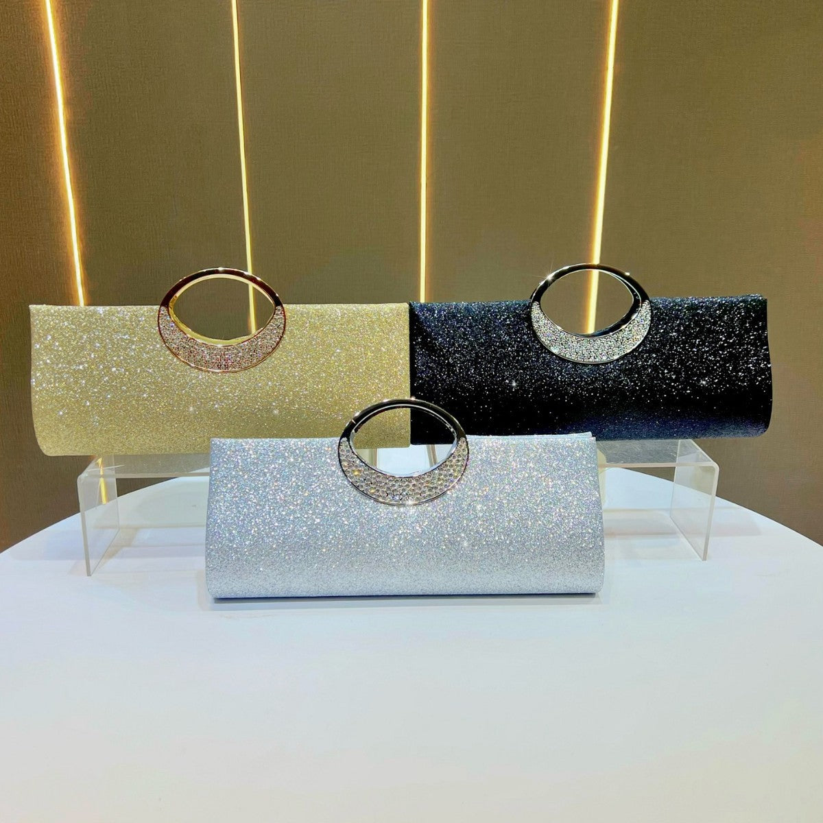 Glamouröse abendliche Clutch mit funkelnden Strasssteinen