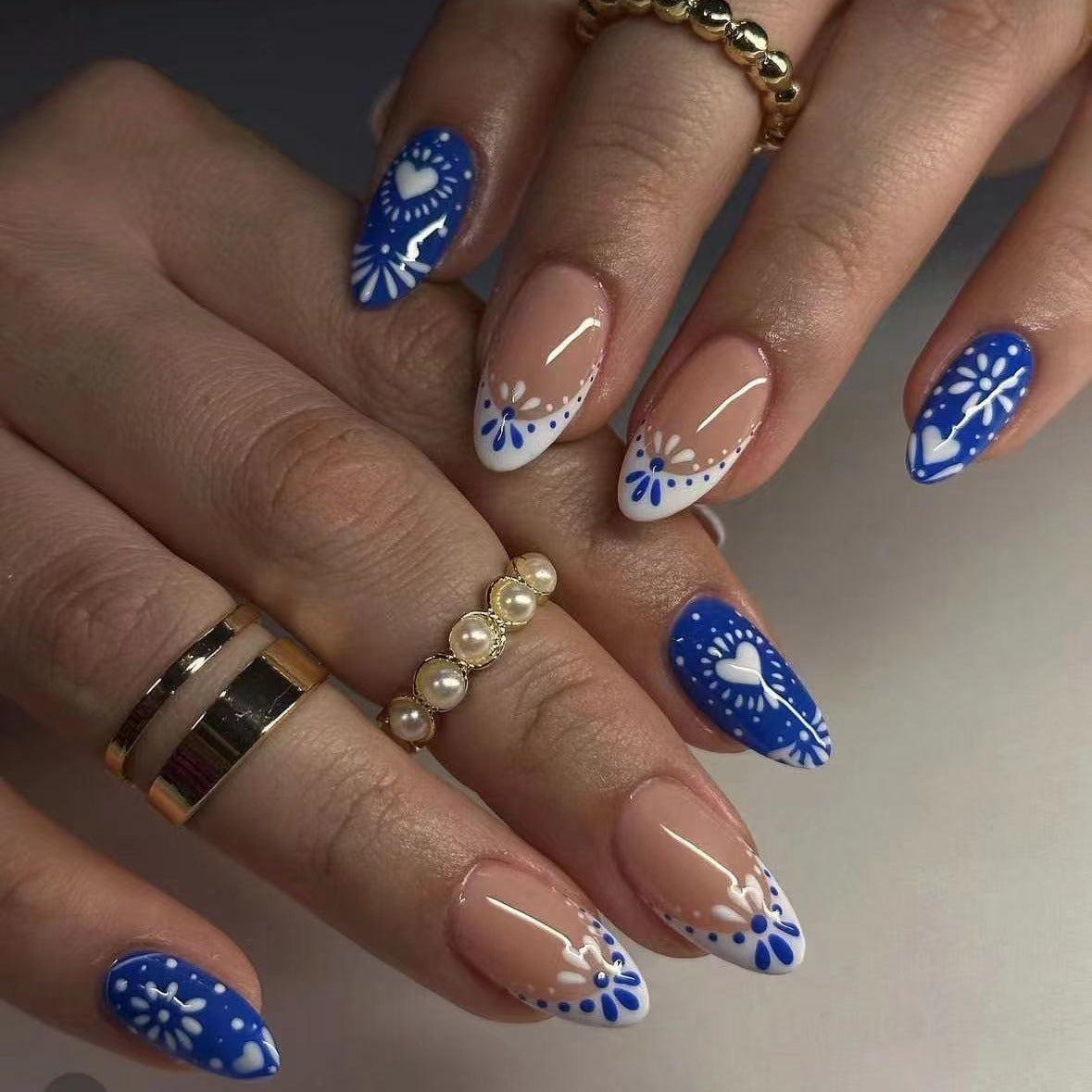 Kunstnagelset mit kreativen Blumen- und Herzmotiven Brehn