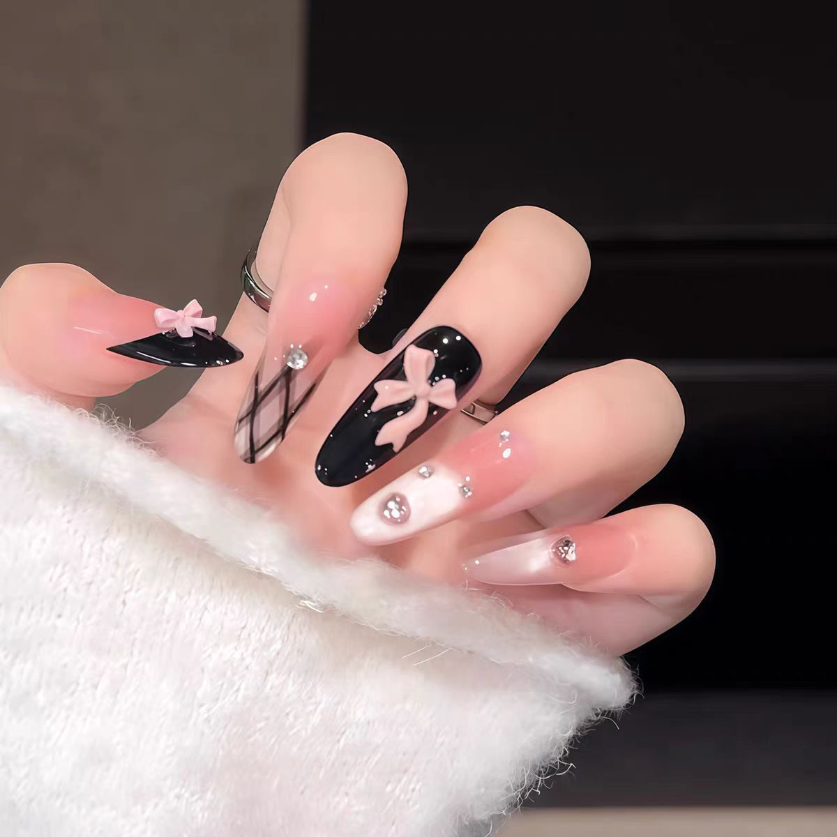 Künstlerisches Press-On-Nagelset mit dekorativen Akzenten Brehn