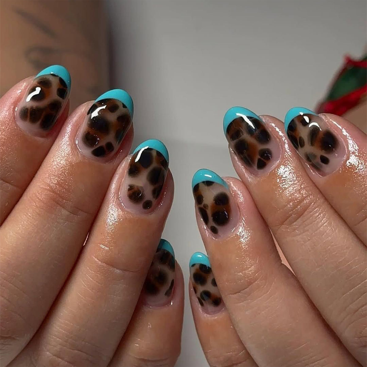 Kunstvolle Nagelkunst mit leopardem Farbspiel Brehn