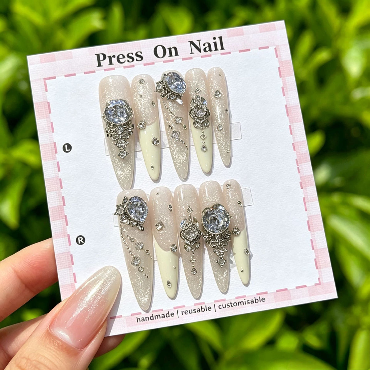 Künstlerisches Press-On Nagelset mit floralen und gemusterten Designs
