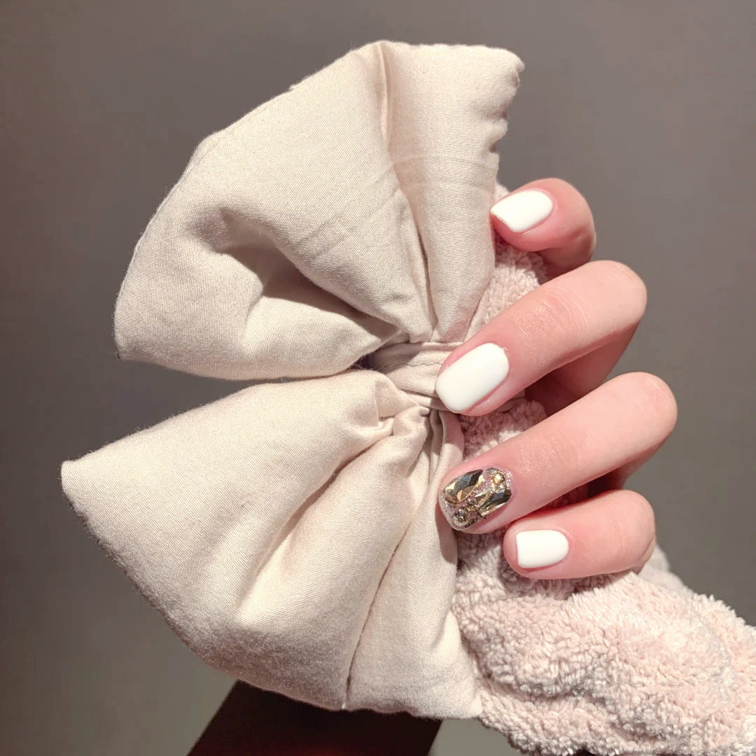 Kunstnägel mit Glitzer-Design und eleganten Akzenten Brehn