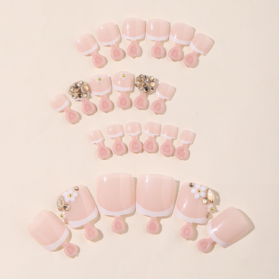 Kunstnagelset mit eleganten 3D-Blüten und Glitzerakzenten Brehn