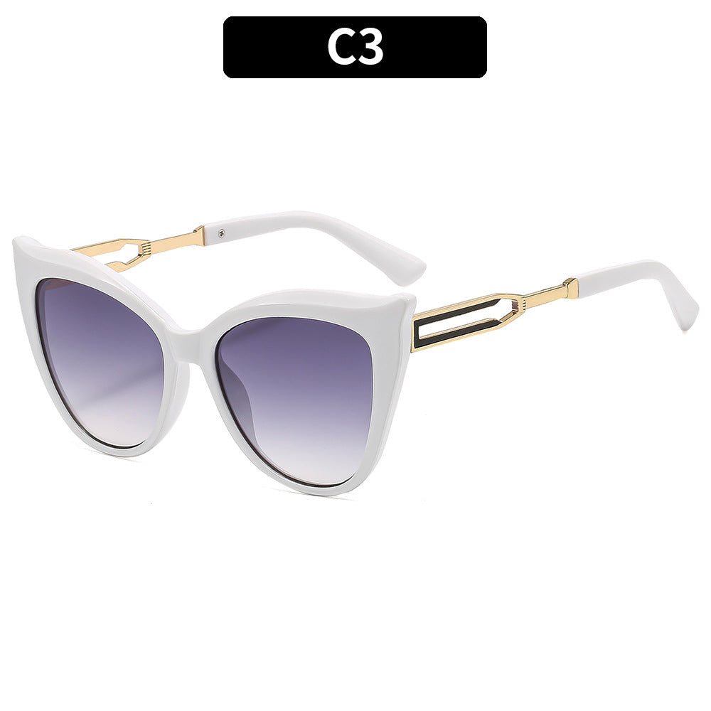 Modische Katzenaugen-Sonnenbrille mit dekorativen Metallakzenten