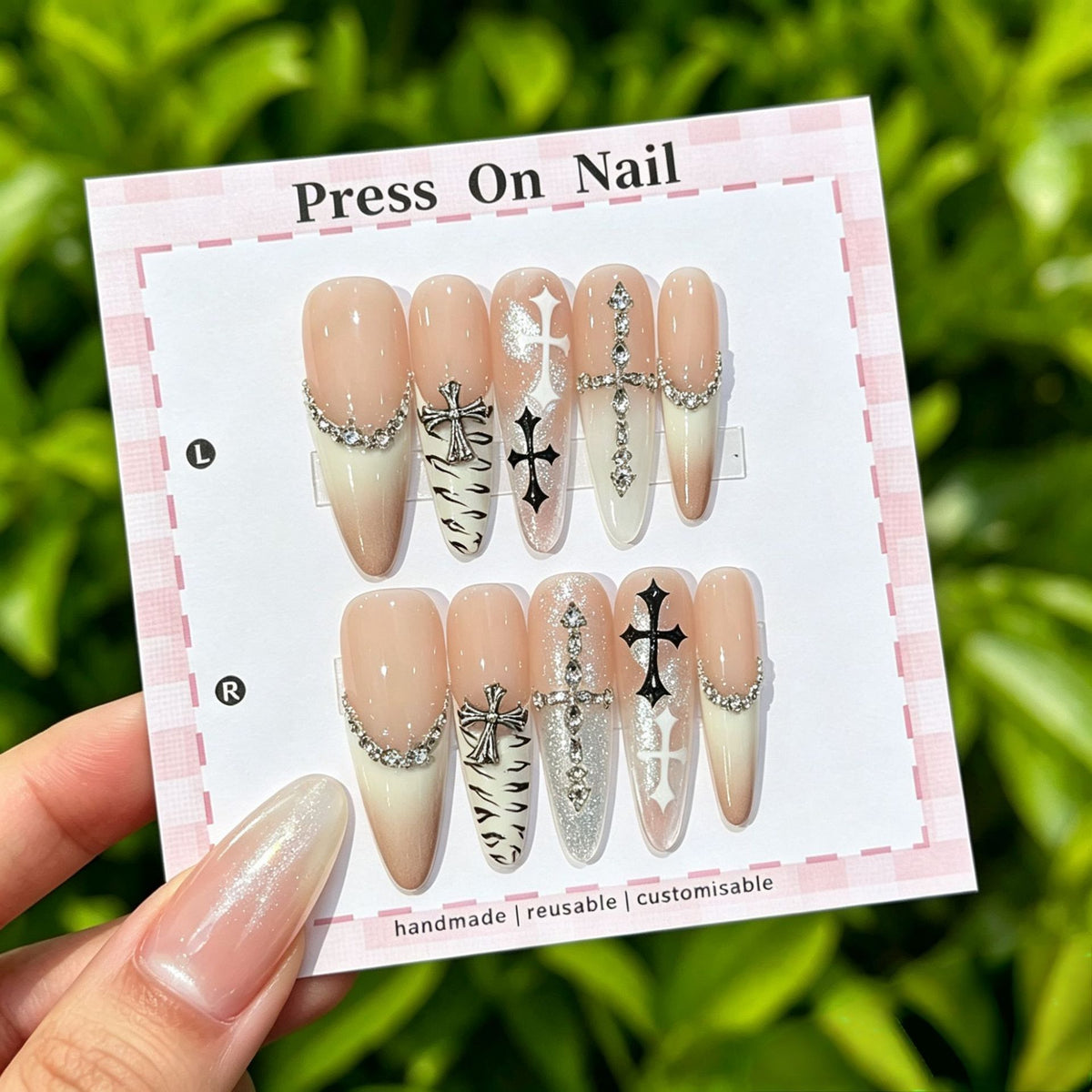 Künstlerisches Press-On Nagelset mit floralen und gemusterten Designs