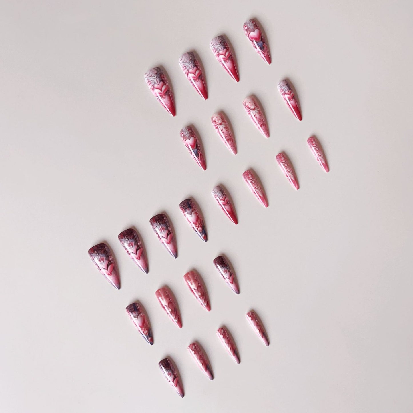 Kunstnagelset mit romantischen 3D-Herz-Designs und luxuriösen Verzierungen Brehn