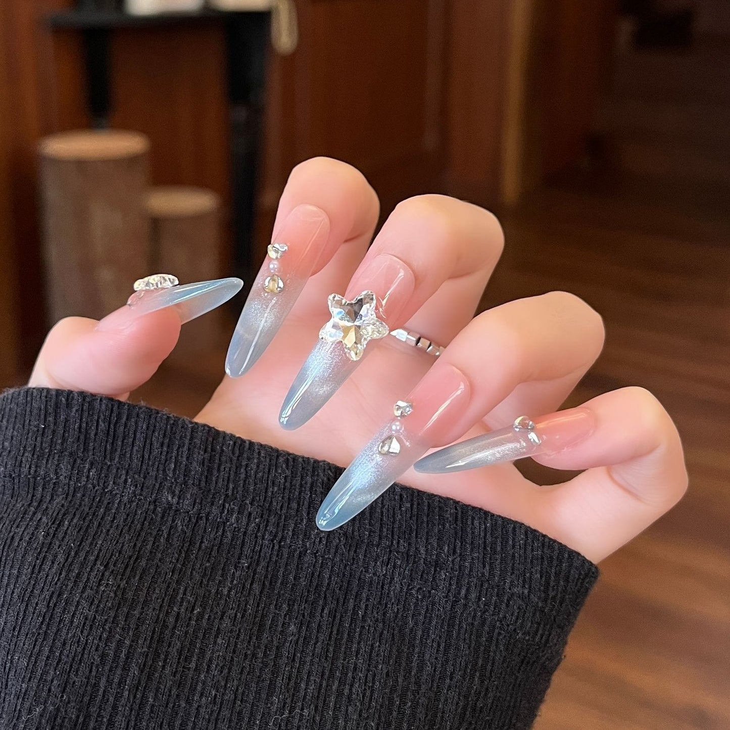 Künstlerische Stiletto Press-On Nagelkunst mit schimmernden Akzenten Brehn