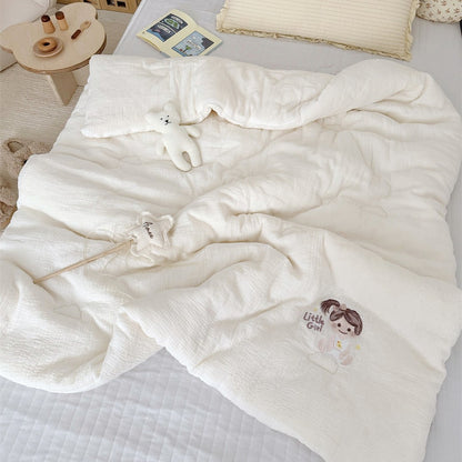 Babybaumwoll-Musselin-Kuscheldecke mit besticktem Mädchenmotiv