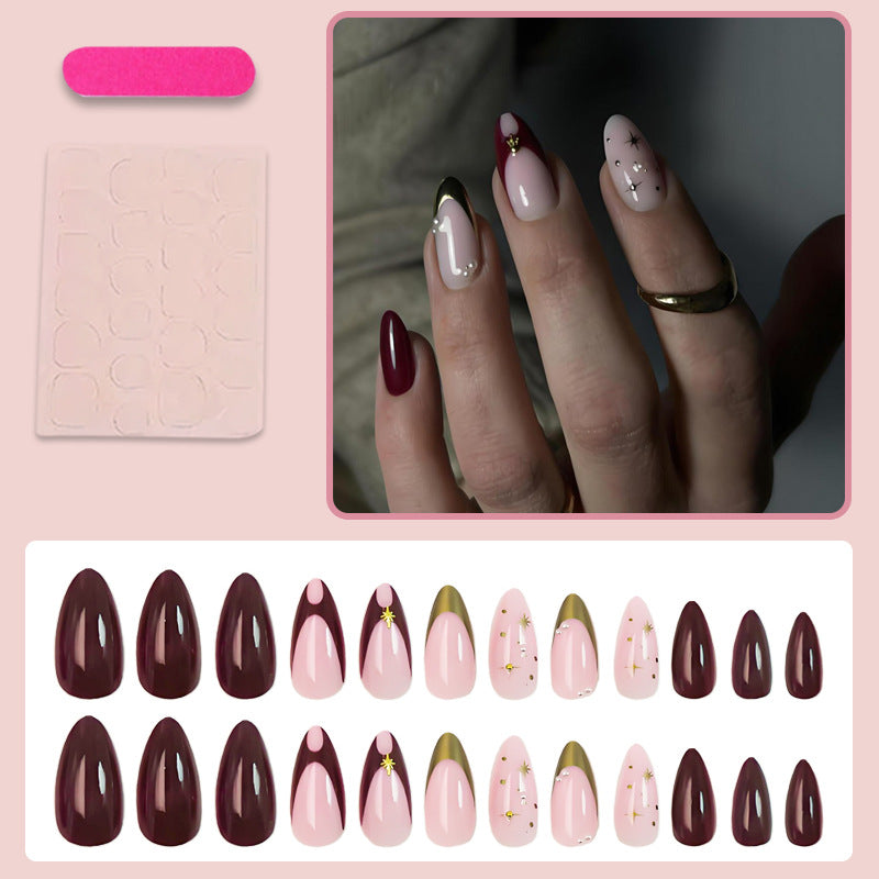 Kunstnagelset mit glamourösen Designelementen und eleganten Akzenten Brehn