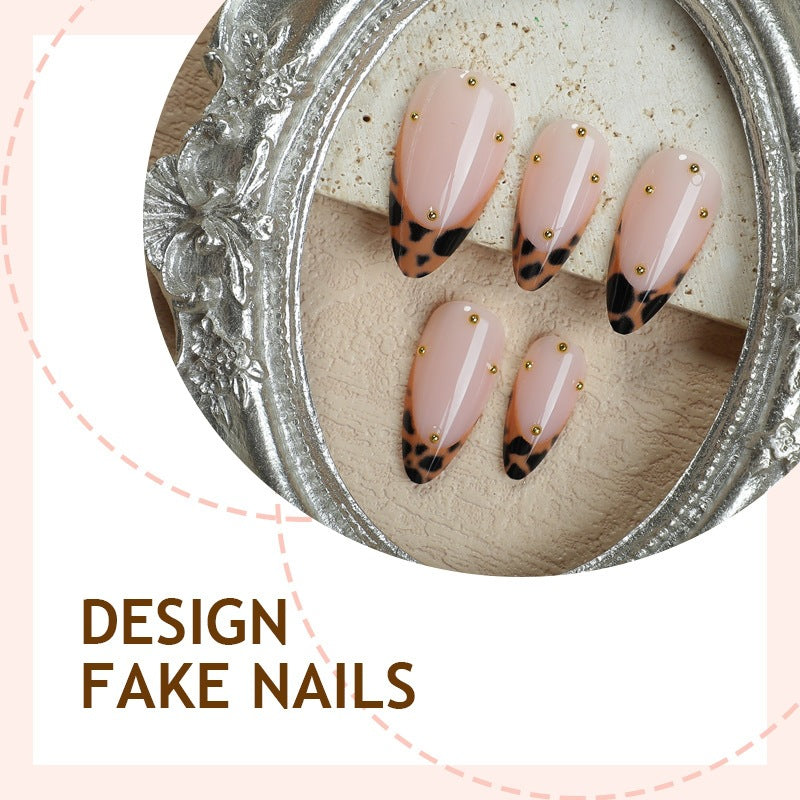 Kunstnagelset mit elegantem Leoparden-Design und Goldakzenten Brehn