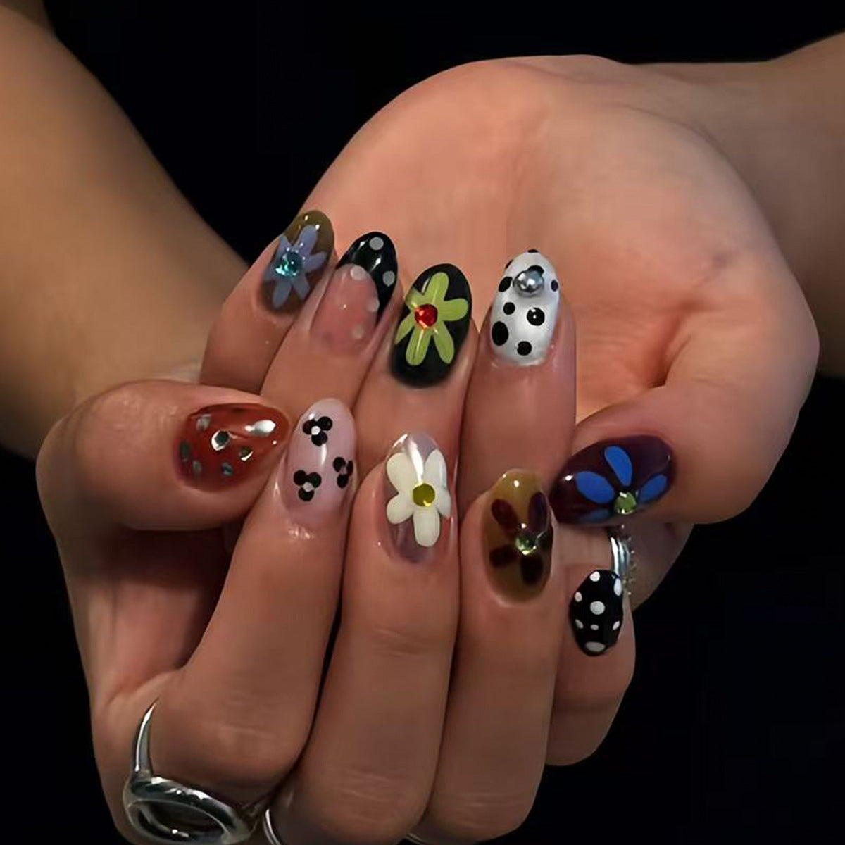 Kunstvolle Nagelkunst mit Floralen Designs Brehn