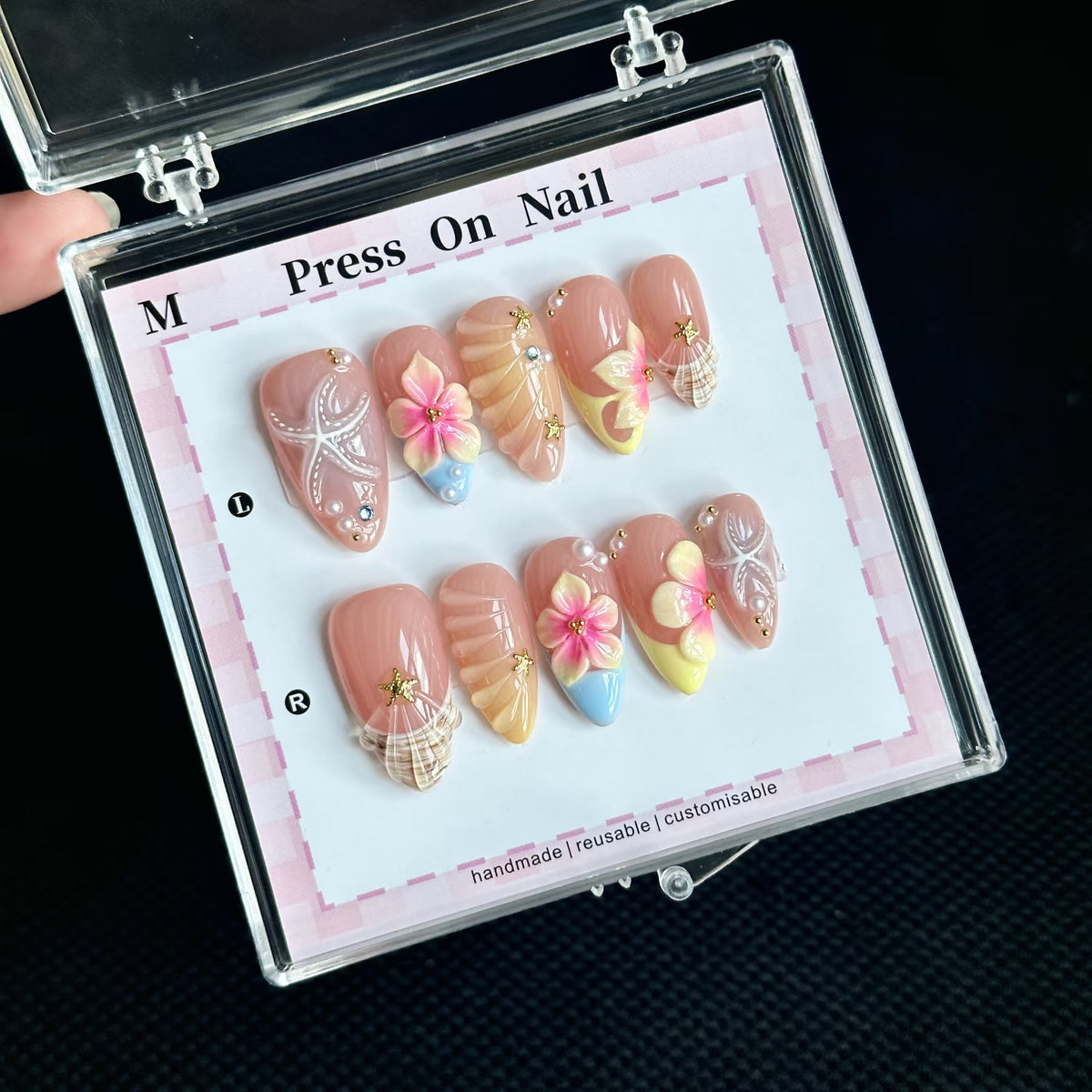 Künstlerisches Press-On Nagelset mit Blumen- und Muschel-Designs