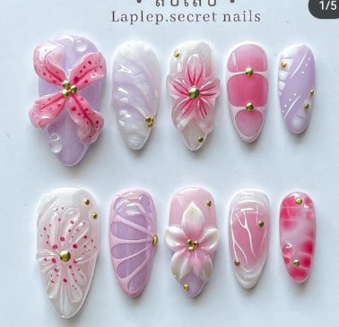 Kunstnagelset mit floralen und perlverzierten Elementen Brehn