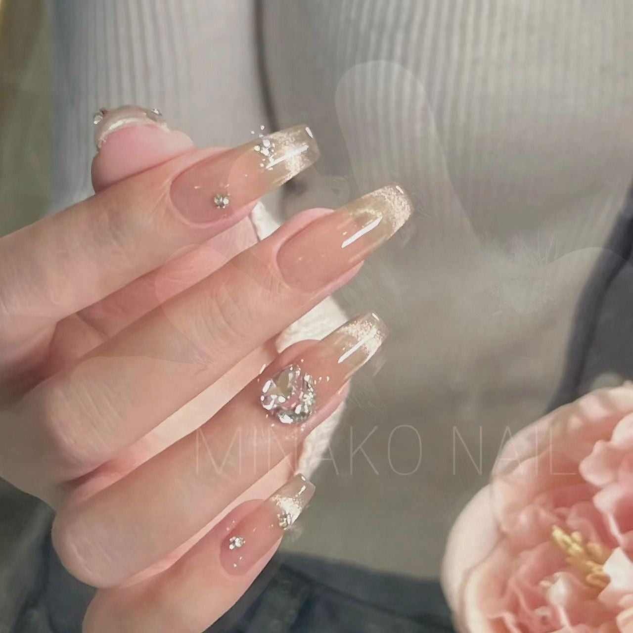 Künstlerisches Stiletto Press-On Nagelset mit einzigartigen Designelementen Brehn