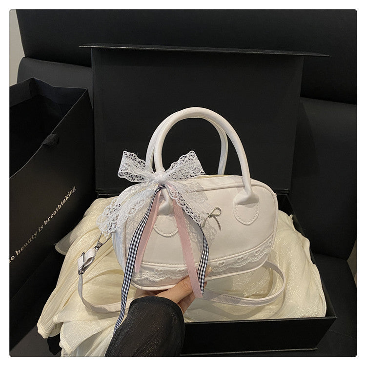 Elegante mit Spitzenbesatz verzierte Bogenhandtasche Brehn