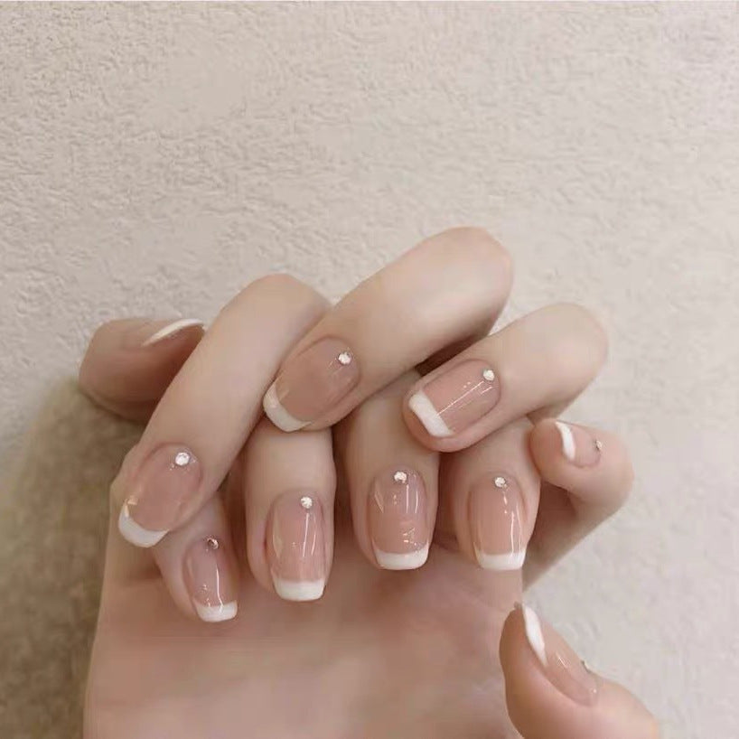 Kunstnägel mit elegantem French Tip und Strassakzenten Brehn