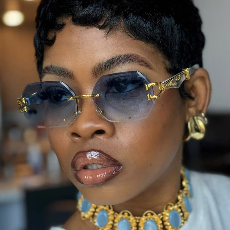Damen modische Sonnenbrille mit extravagantem achteckigem Design und goldenen Akzenten Brehn