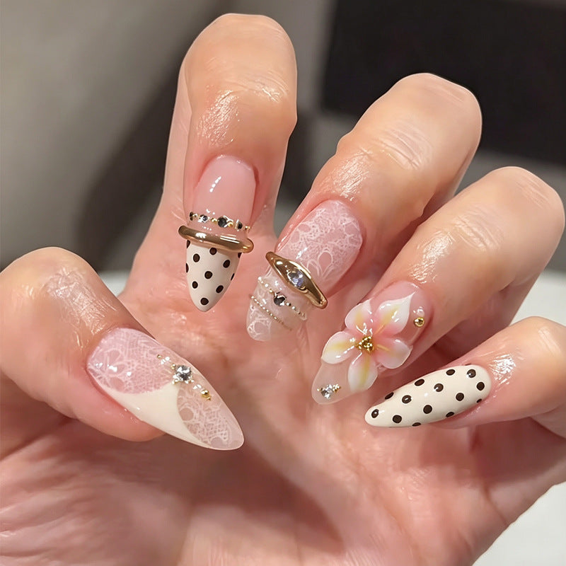 Kunstnagelset mit zarten Blumenmustern und eleganten Akzenten Brehn