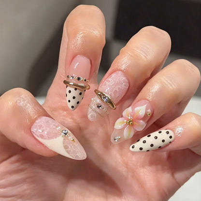 Kunstnagelset mit zarten Blumenmustern und eleganten Akzenten Brehn
