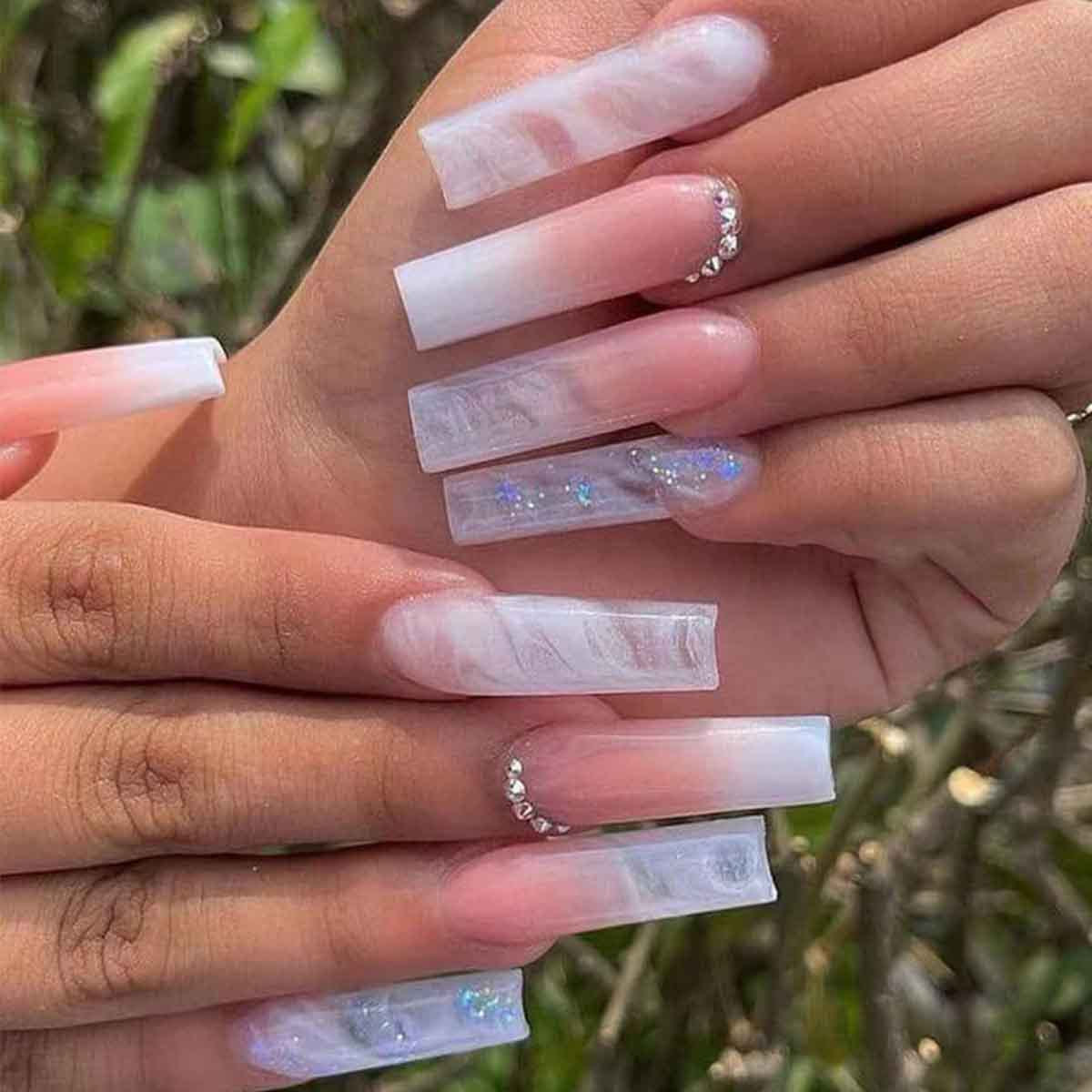 Glänzende lange quadratische Press-On Nägel mit Glitzerakzenten Brehn