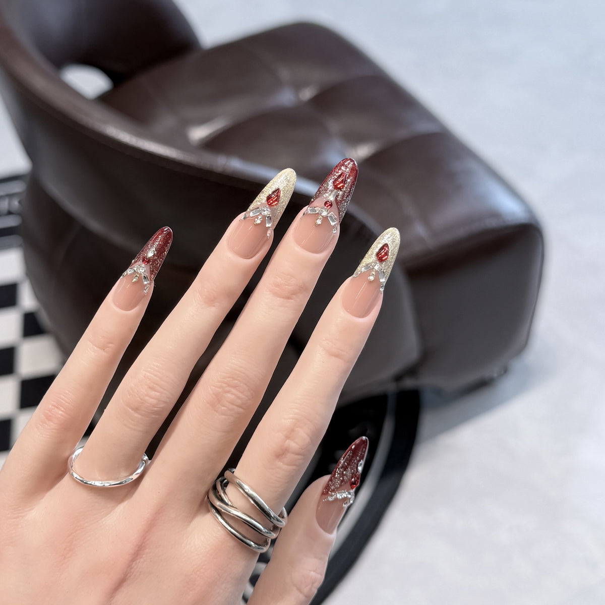 Dekoratives Stiletto Press-On Nagelset mit Edelsteinakzenten Brehn