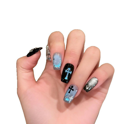 Künstlerische Press-On-Nagelkunst mit Kreuz- und Sternentwürfen
