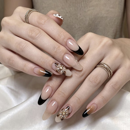 Künstlerisches Press-On Nagelset mit floralem Design