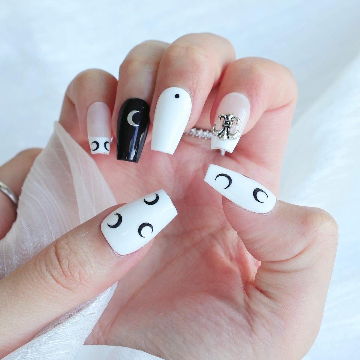 Künstlerisches Press-On Nagelkunstset mit eleganten Mond- und Stern-Designs