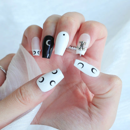 Künstlerisches Press-On Nagelkunstset mit eleganten Mond- und Stern-Designs