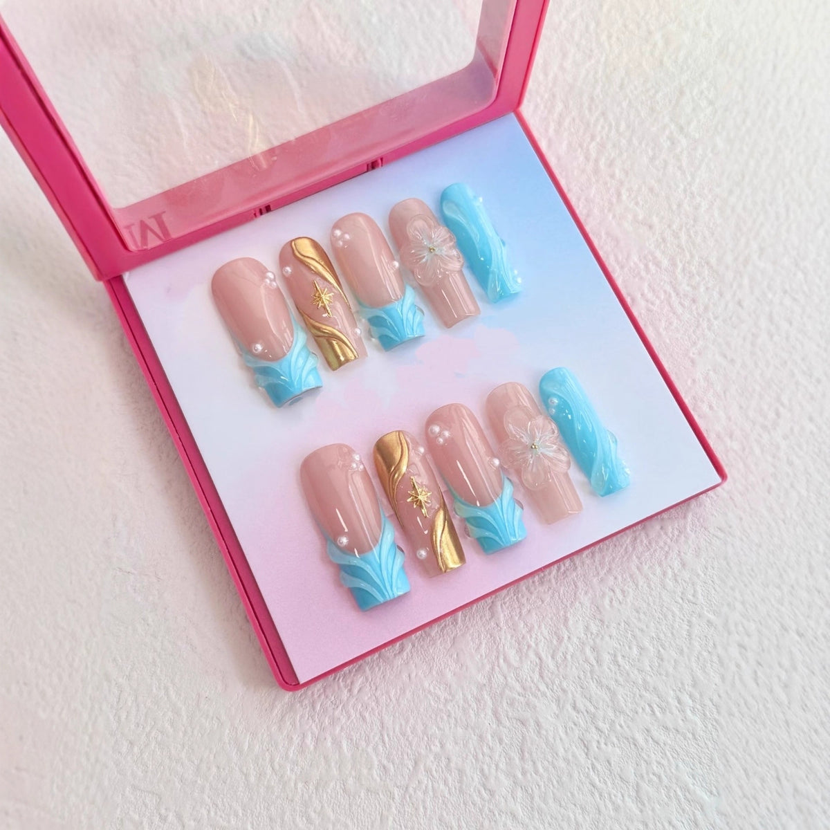 Künstlerische Press-On-Nagelset mit floralen und goldenen Akzenten